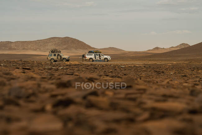 Overlanding a través del desierto de Namib en el remoto Bush africano - foto de stock