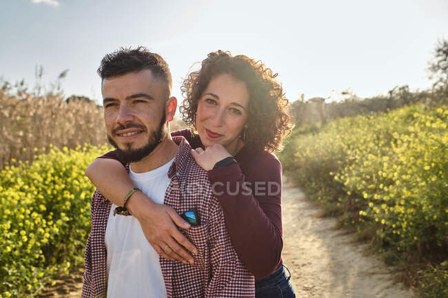Retrato de casal feliz andando no campo — Fotografia de Stock