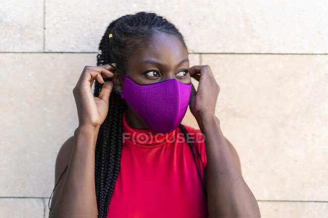 Africano mulher atleta colocar na máscara — Fotografia de Stock