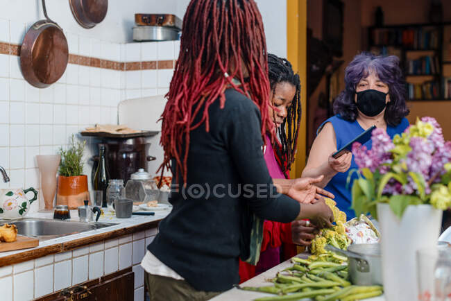 Großmutter, Mutter Tochter in der Küche, Gespräche. Familie zusammen — Stockfoto