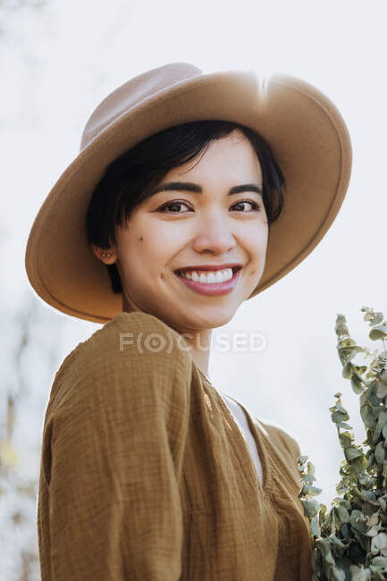 Joven hermosa asiático mujer posando al aire libre - foto de stock