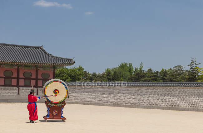 Зміна церемонії варти в палаці Кьонгбок у Сеулі. — стокове фото