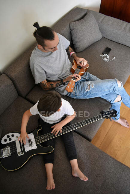 Papá e hijo tocan guitarras — Stock Photo