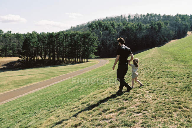 Un padre y su hija bajando de un dique en Massachusetts - foto de stock