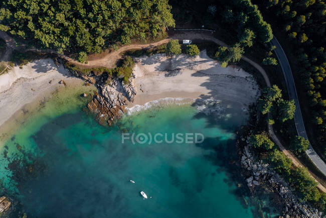 Воздушный вид на остров и море летом — стоковое фото
