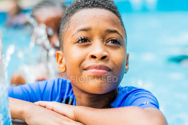 Retrato de um menino afro-americano na piscina — Fotografia de Stock