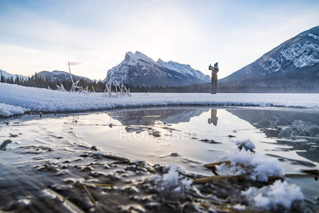 Femme prenant des photos de la montagne la plus populaire du Canada — Photo de stock