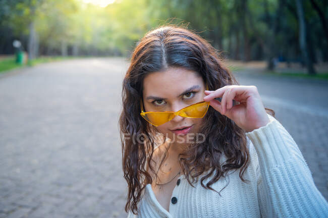 Relaxed happy woman in the park in summer climate. — Stock Photo
