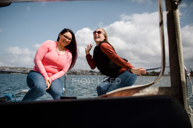 Hermana en Leyes Posando en Barco en Bahía en San Diego - foto de stock
