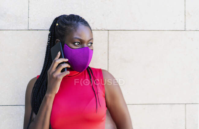 Afrikanische Sportlerin spricht mit ihrem Smartphone — Stockfoto