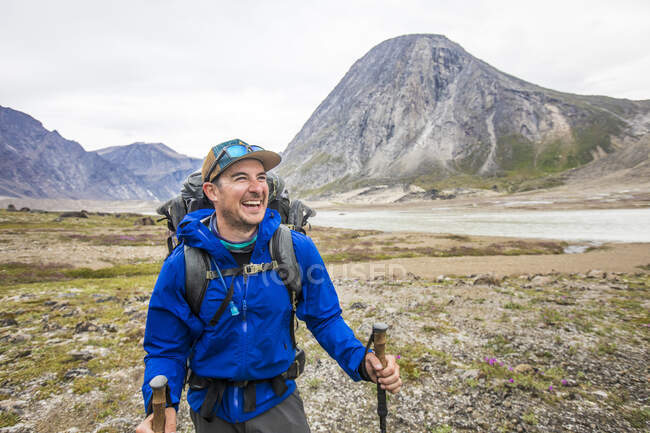 Retrato del montañero feliz en Akshayuk Pass, Baffin Island, Canadá - foto de stock