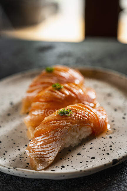 Свежий лосось суши на фоне стола — стоковое фото