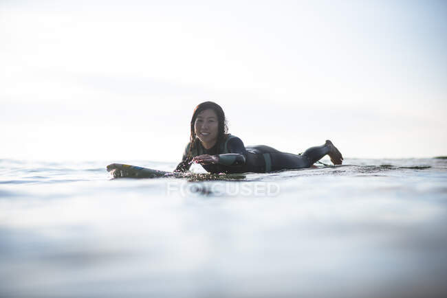 Surfista na praia do oceano, esporte — Fotografia de Stock