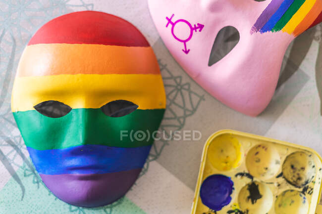 Подлинные маски ручной работы с флагом ЛГБТИ и символами — стоковое фото