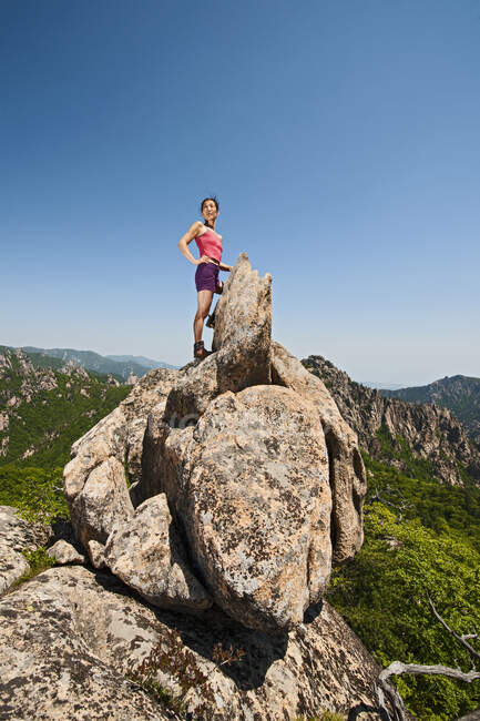 Mulher caminhando em direção Daecheongbong pico no parque nacional Seoraksan — Fotografia de Stock
