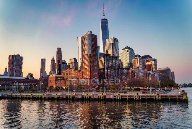 Схід сонця в Нью - Йорку прекрасний літній вид відбиває будівлі — Stock Photo