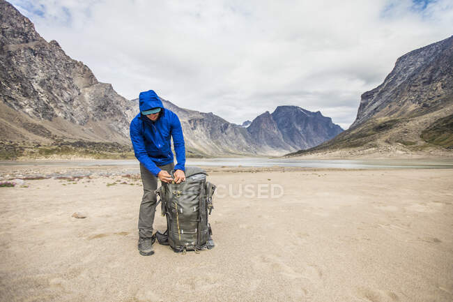 Wanderer sichert die Gurte seines Rucksacks. — Stockfoto