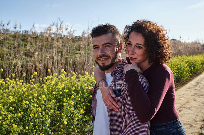 Portrait of happy couple walking in the countryside — Stock Photo