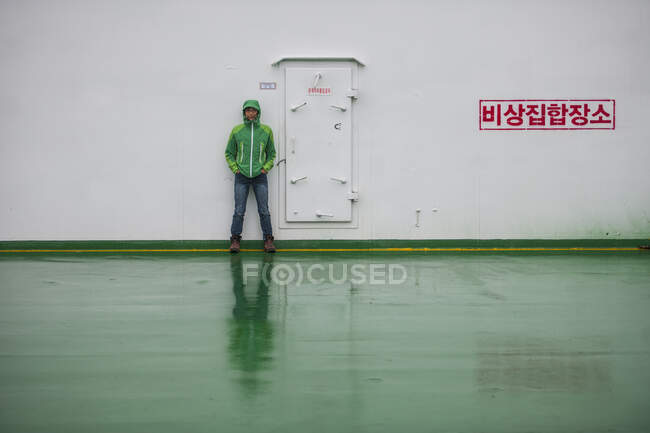 Femme appuyée contre le mur sur le ferry pour l'île de Jeju — Photo de stock
