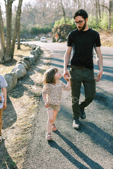 Um pai e seu pai caminhando para o carro juntos depois de uma caminhada — Fotografia de Stock