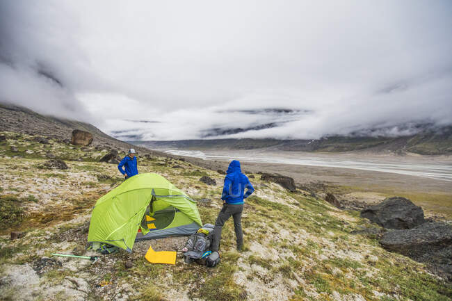 I campeggiatori preparano il campeggio per la tempesta in avvicinamento. — Foto stock