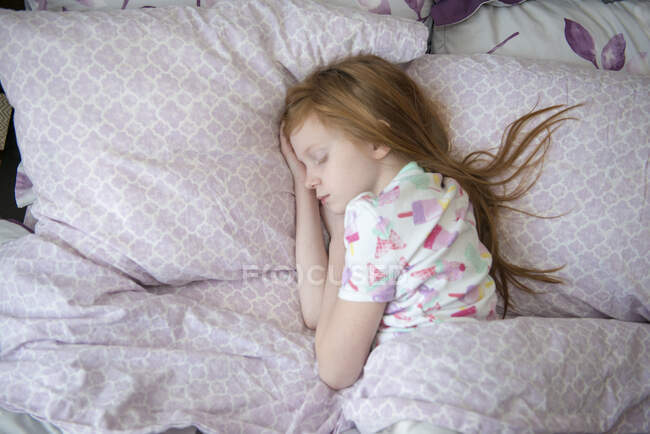 Doente menina na cama dormindo — Fotografia de Stock