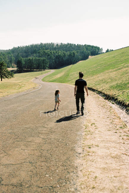 A little girl and her father during a hike by a dike in western MA — Stock Photo