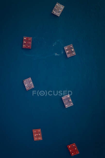 Drone de fazenda de pesca acima da vista superior sobre o oceano atlântico na Galiza — Fotografia de Stock