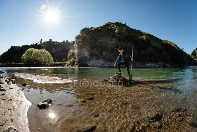 Tween menino explorando rio em Hawke 's Bay Nova Zelândia — Fotografia de Stock