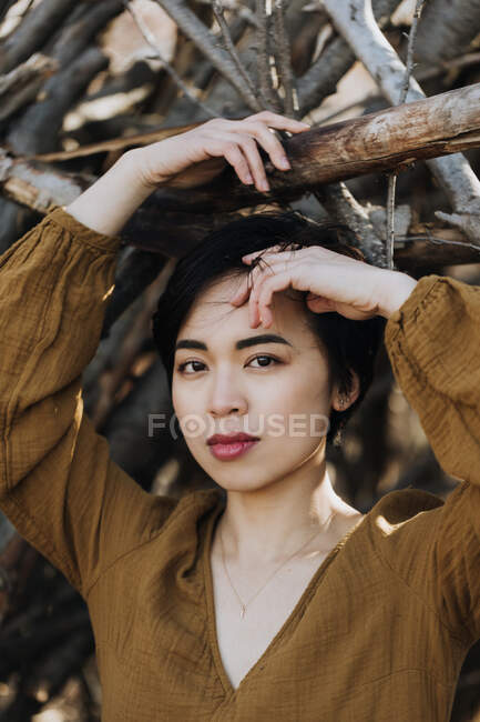 Junge schöne asiatische Frau posiert im Freien — Stockfoto