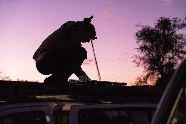 Rigging Overlanding Setup Before Sunrise in African Wilderness — Fotografia de Stock