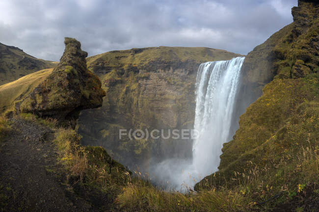Bella cascata e cielo sullo sfondo della natura — Foto stock
