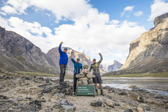 Три альпіністи позують для фотографії на перевалі Полярне коло Акшаюк. — стокове фото