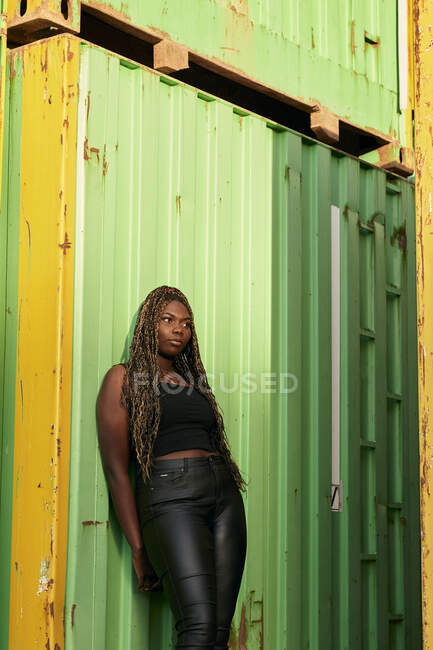 Mulher negra vestida com roupas urbanas com tranças no cabelo — Fotografia de Stock