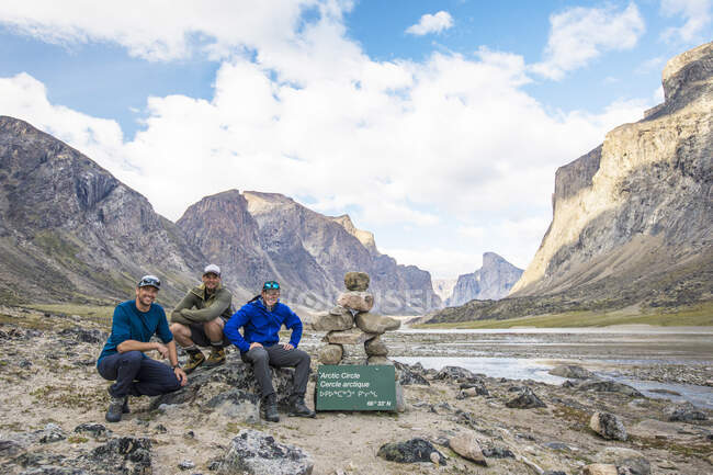 Tre alpinisti posano per la foto al Circolo Polare Artico Passo Akshayuk — Foto stock
