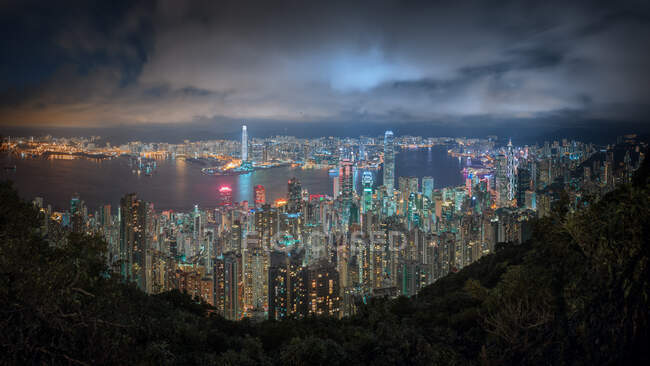 Victoria Peak) - пагорб у західній половині острова Гонконг.. — стокове фото
