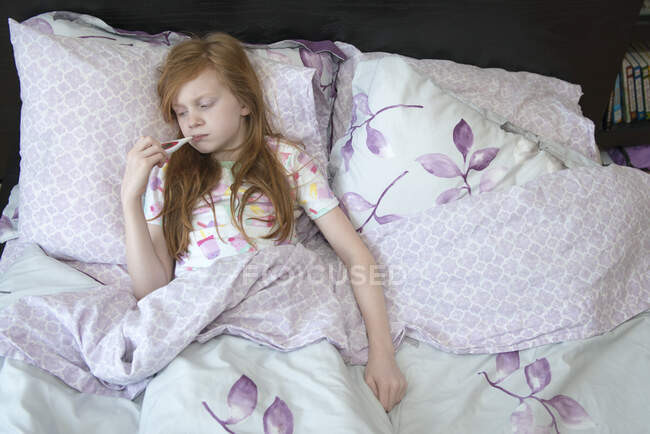 Bambina malata a letto — Foto stock