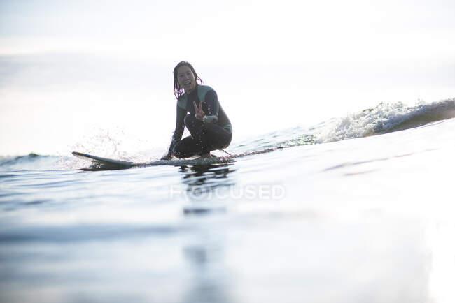 Surfer sur la plage de l'océan, sport — Photo de stock