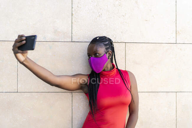 Atleta africana tomando una foto desde su smartphone - foto de stock