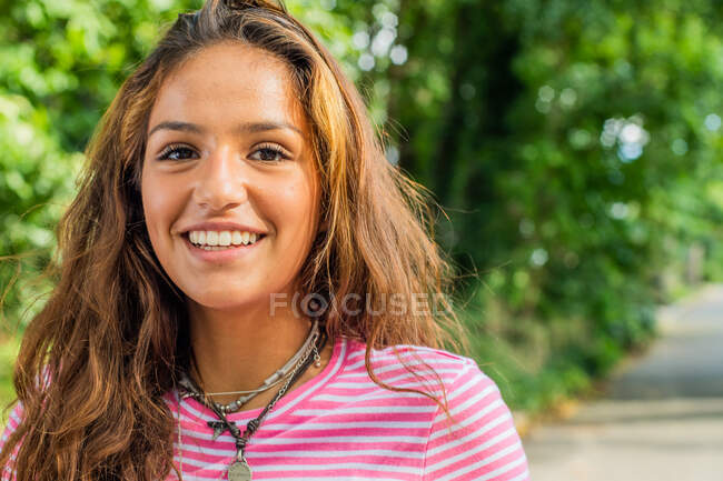 Porträt eines hispanischen Teenagers — Stockfoto