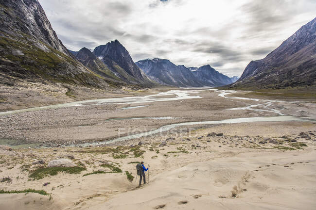 Hiking above the Weasel River, Akshayuk Pass, Baffin Island. — Stock Photo