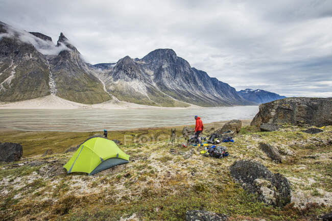 Mountaineer camping above the Weasel River, Baffin Island. — Stock Photo