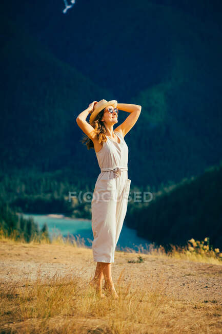 Jovem mulher excitada explorando incrível North Cascades National Park — Fotografia de Stock