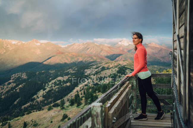 Jeune aventurier regardant le lever du soleil au sommet d'un belvédère à Washington — Photo de stock