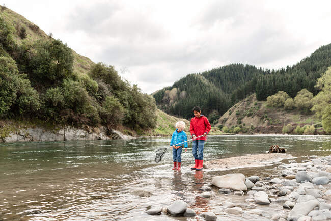 Brothers exploring beautful river in New Zealand — Stock Photo