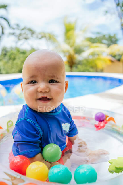Bonito bebê brincando na piscina — Fotografia de Stock