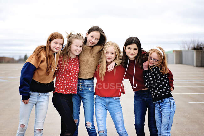 Grupo de 6 chicas Tween lindo pasar el rato divirtiéndose en la ciudad. - foto de stock
