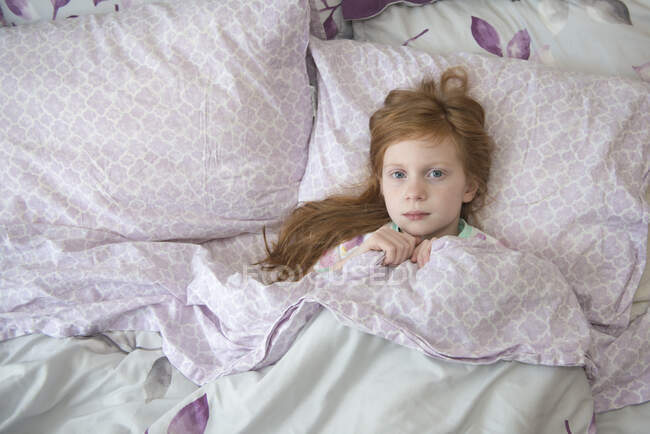 Petite fille malade au lit — Photo de stock