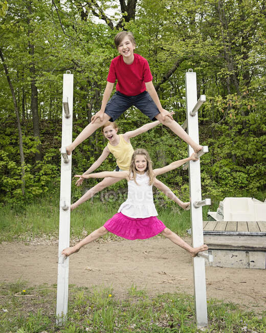 Três crianças brincando ao ar livre juntas — Fotografia de Stock