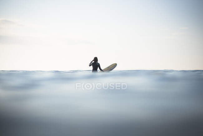 Surfista en la playa del océano, deporte - foto de stock